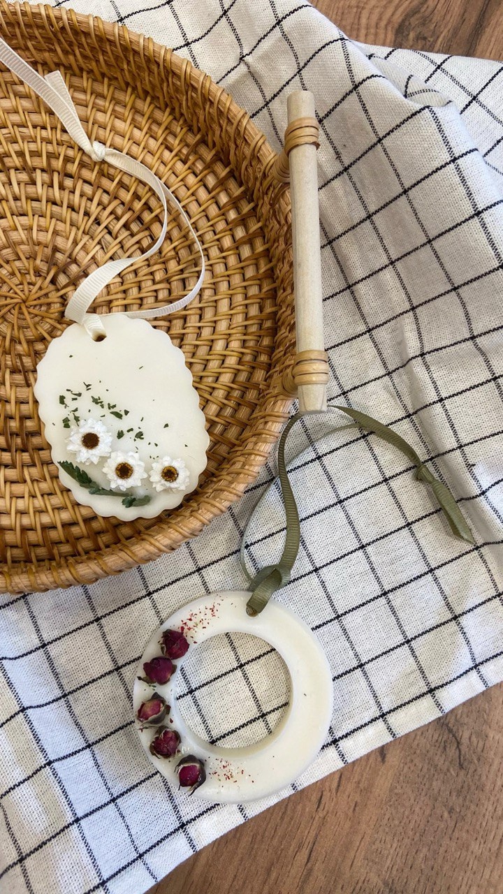 Ароматическая свеча с восковыми цветами