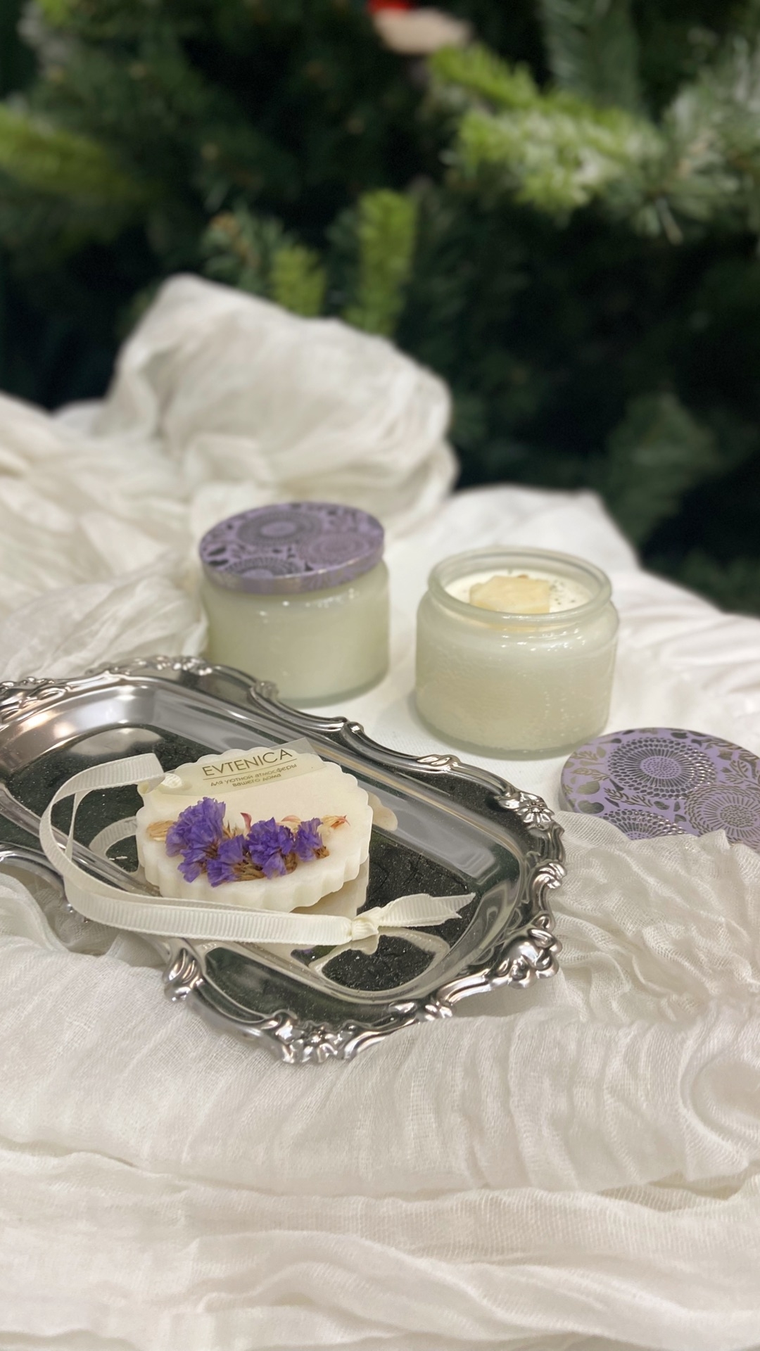 Свечи в стеклянном подсвечнике и аромасаше