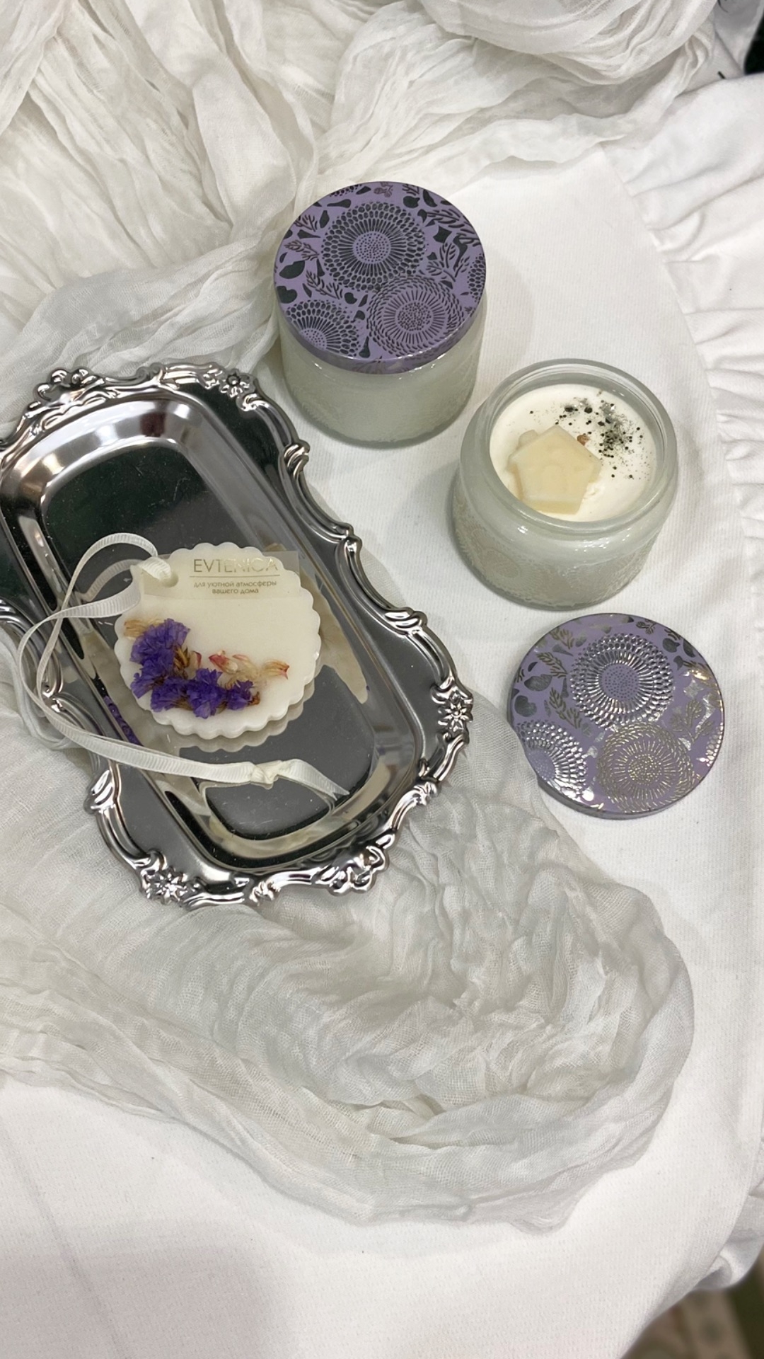 Свечи в стеклянном подсвечнике и аромасаше